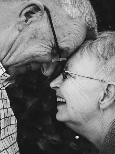 Liebe und Partnerschaft - glückliches altes Paar